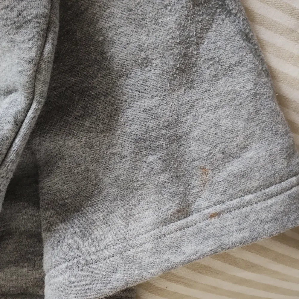 Skick:7/10 Storlek: L Modell: Herr/Unisex Skön UnderArmour Sweatshirt som passar bra för träning såväl som vardagens wear&tear. Köpt i New York 2019 och sen dess sparsamt använd pga en för stor storlek. Tröjan har en fläck på sidan men är annars schysst. . Hoodies.