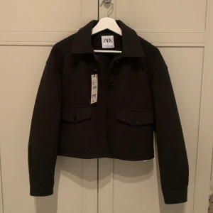 Kort kappa - En jätte snygg kort kappa från Zara som är mörk grön, har aldrig kommit till användning. Den är som ny!💕 Fråga om fler bilder!