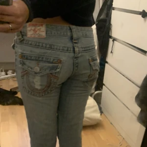 As snygga true religion jeans - As snygga lågmidjade truys som även är bootcut, sjukt snygga men använder dem tyvär inte så ofta, dm för fler bilder!!❤️❤️ startar budgivning om mpnga är intresserade!!