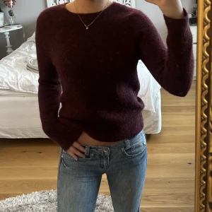  vin röd stickad tröja  - Perfekt vin röd stickad tröja från & other stories. ⭐️