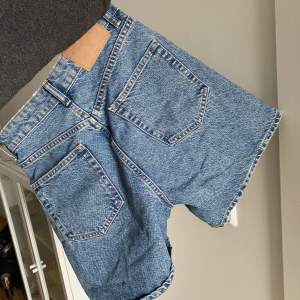 jeansshorts i vintagestil, lite längre modell och hög midja. använda ett fåtal gånger.