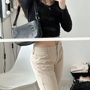 Svart axelväska  - Svart axelväska med ormskinnmönster🥰använd några få gånger! Det är några små små fläckar i tyget inuti väskan❗️