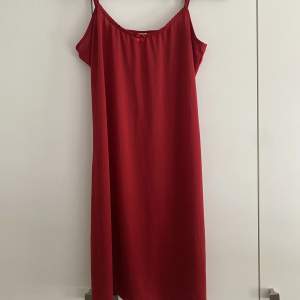 Röd klänning/nattlinne från MissTriumph. Silkes liknande material. Storlek 38/40