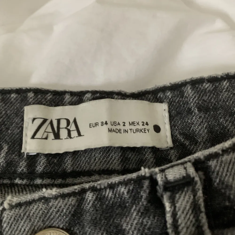 Jättefina zara jeans som tyvärr blivit för små:( Storlek  34💘. Jeans & Byxor.