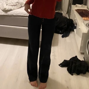 Dom perfekta kostymbyxorna - Dom perfekta lågmidjade kostymbyxorna älskar dom! Säljer då jag har många! Dom är från Filippa K och skulle gissa på att nya kostar runt 1500-2000. Dom är mörk mörk blå, ser typ svarta ut. Längd 108 och midja 77