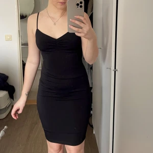 Klänning - Tajt svart klänning i väldigt skönt och stretchigt material!  Endaste nevöns 1 gång! Passar XS/S
