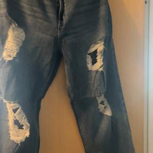 Ett par jätte fina högmidjade jeans från Hollister. Som är i jätte bra sick och som är normal i passformen. Skulle säga att dom är som nya.  Storlek:15R (W:32 & L:31