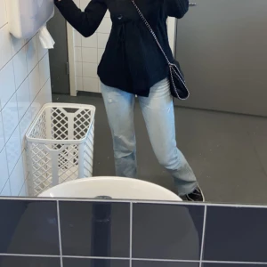 High waist slit jeans  - Ett par blåa high waist jeans med slit från Gina Tricot i storlek 32. Nypris var 499kr och jag säljer dem för 200kr.