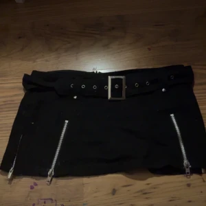 Minikjol - Minikjol från grothica i Göteborg för ca 2 år sen! Jättefint skick, dragtedja detaljer och tillhörande bälte! Notera att frakten i annonsen stämmer ej, TRYCK EJ PÅ KÖP NU! Kontakta mig vid intresse🫶🏻