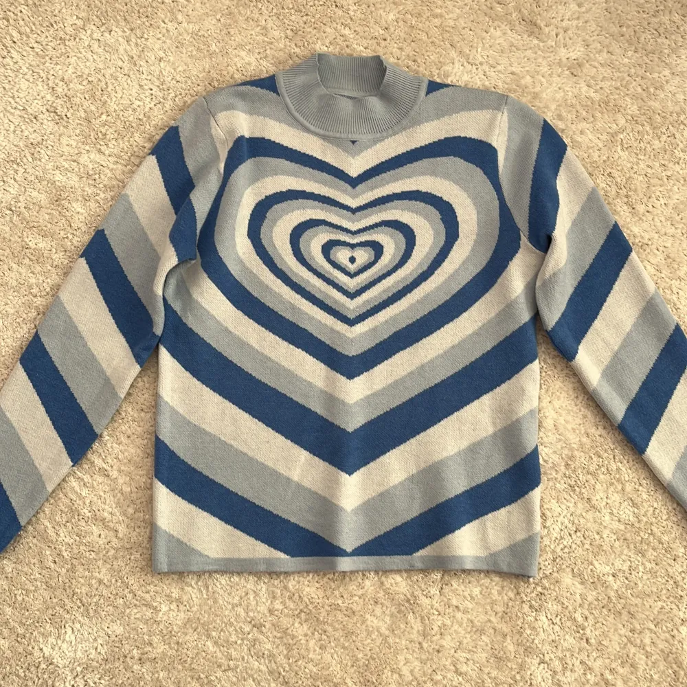 Säljer den här stickade tröjan med hjärtmönster, alldrig använd🤍. Tröjor & Koftor.