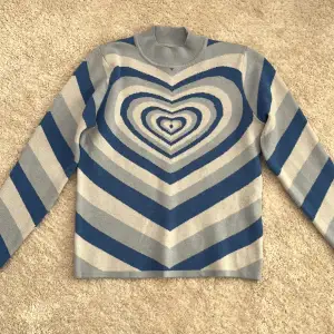 Säljer den här stickade tröjan med hjärtmönster, alldrig använd🤍