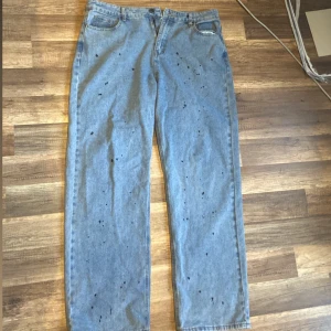 Sköna baggy Jeans med skvättfärg - Baggy jeans i strl L