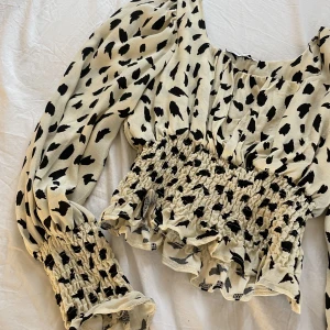 Tröja - Topp från chiquell, passar bra till fest tillfälle då materialet är lite blusaktigt. Köptes för väldigt länge sedan men använd ca 2 ggr. Köptes för ca 400. Kontakta privat för fler bilder osv. 