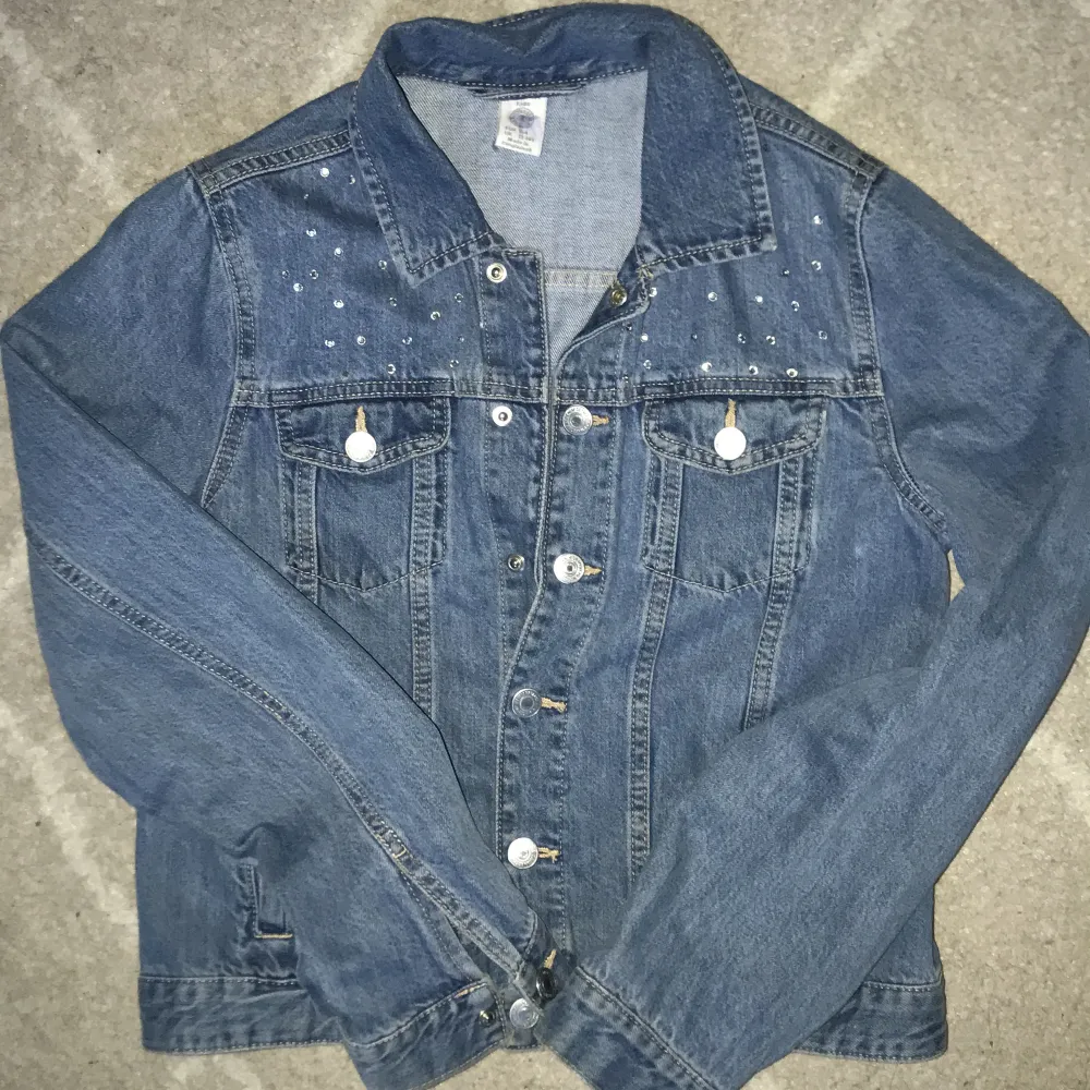  Jätte Sparanvänd jeans jacka med glitter diamanter i jeansblå färg,  Stl 164 , 13-14 år. Jackor.