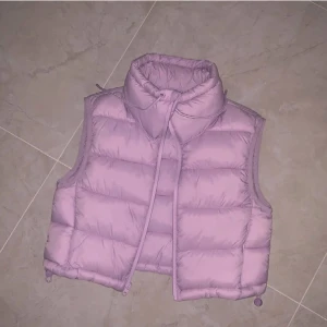 Väst - Rosa kort väst i nyskick, aldrig använd