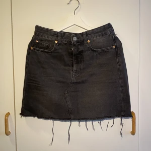 Svart jeanskjol - Svart jeanskjol, högmidjad, st.38, använda - i gott skick