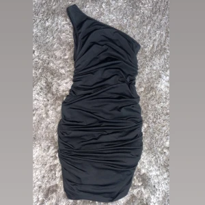 Svart uteklänning - Säljer denna fina klänningen från shein pågrund av att den bara legat i min garderob. Använts en gång så i nyskick💕