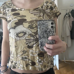 Topp - Jättefin topp med coolt mönster. Nyskick 