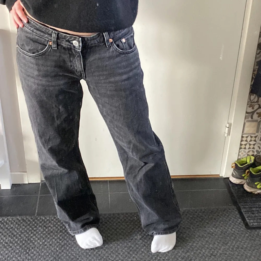 Svarta/gråa lågmidjade jeans från Weekday, skulle säga att dem är straight i benen och sitter perfekt i längden på mig som är 1,58!💕. Jeans & Byxor.