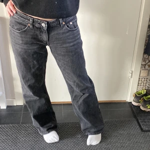 Jeans  - Svarta/gråa lågmidjade jeans från Weekday, skulle säga att dem är straight i benen och sitter perfekt i längden på mig som är 1,58!💕