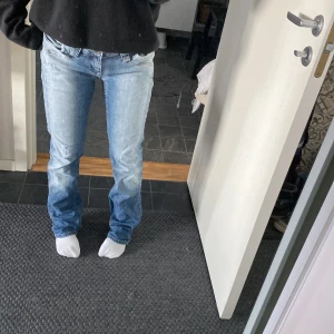 Jeans - Jätte fina lågmidjsde bootcut jeans som jag köpte på sellpy för 300, säljer då dom var lite stora för mig. Skulle säga att dem är i storlek 37/38-S/M🫶🏼sitter bra i längden på mig som är 1,58! Super bra skick