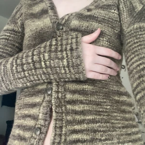 Grön tröja  - Grön tröja/kofta med knappar. Jättefin grön färg med olika nyanser. Skriv till mig för fler bilder eller har frågor! Pris kan alltid diskuteras. Nyskick