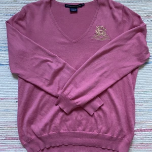 Rosa Ralph Lauren tröja - Jättesöt tröja ifrån Ralph Lauren i bra skick. Storlek XL men skulle säga att den är liten i storlek. Hör av dig vid frågor, köparen står för frakten men jag kan även mötas upp i Partille. 💖