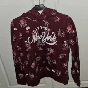 Tröja med luva - En fin tröja med luva som aldrig används.Liten i strl står 158/164 men ser mer ut att passa 146/152.