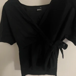 Ginatricot - Ginatricot tröja med knyte i midjan storlek M