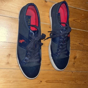 Ralph Lauren Skor - Använda nåra få gånger. Nypris 1000kr. Lite smuts på den vita sulan av skon men går lätt att tvätta bort. 