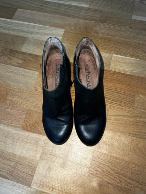 Stövletter platå - Superfina "sixtyseven" strl 37. Sparsamt använda och inga skador eller trasiga sulor/klackar. 