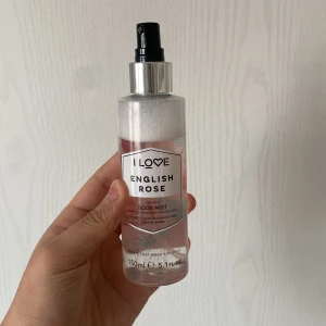 Perfym/bodymist  - Helt oanvänd bodymist luktar som roser har ingen kork dok 💕