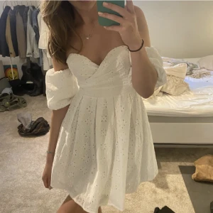 Studentklänning - Köpt på plick, säljer pga att den tyvärr inte passade mig som tänkt💗 Bild från förra säljaren