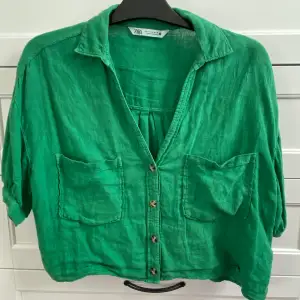 Svinsnygg grön linneskjorta från Zara, köpt förra sommaren, storlek M 💚fraktkostnad tillkommer 