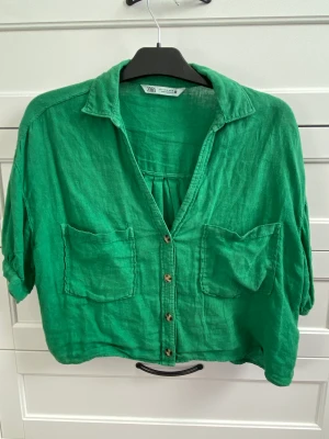 Zara linne skjorta  - Svinsnygg grön linneskjorta från Zara, köpt förra sommaren, storlek M 💚fraktkostnad tillkommer 