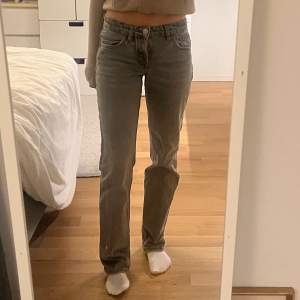 Lågmidjade, långa, grå jeans från Zara. Helt slutsålda. Jag är 173 cm lång💕