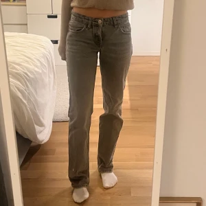 Lågmidjade jeans  - Lågmidjade, långa, grå jeans från Zara. Helt slutsålda. Jag är 173 cm lång💕