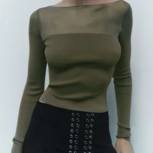 Grön tröja - Skitfin tröja från zara som jag aldrig använt, prislappen är kvar. Den är super skön och snygg och perfekt till våren! Hör av er om ni vill ha fler bilder eller frågor🤗💕 frakten tillkommer