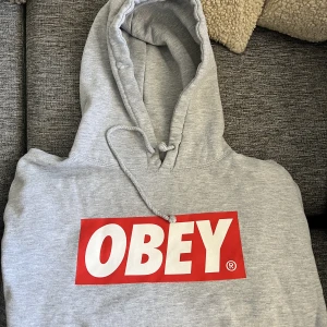 Obey hoodie  - Fint skick. Knappt använd. 