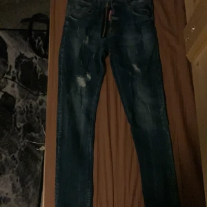 Dsquared2 byxor - Dsquared2 byxor bekväma att gå i rekommendera till barn som gillar jeans.