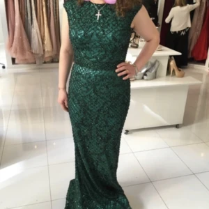 Grön balklänning - En elegant klänning som passar perfekt t balen eller till ett bröllop. Använd i några timmar. Storlek 38. 