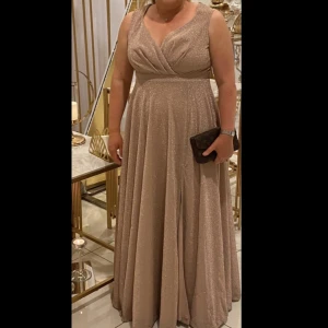 Glittrig rosa balklänning - Fin aftonklänning i färgen babyrosa. Använd endast i några timmar, då i bra skick.  Storlek 42 Priset kan diskuteras vid snabbaffär 