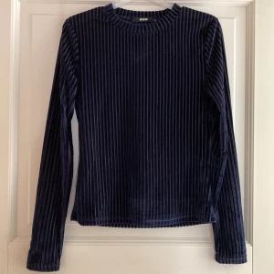 Mörkblå trendig tröja - En mörkblå tröja med sammetsliknande material. Från Bikbok💙fint skick. Storlek S. 50kr. 