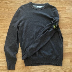 Stone Island - Soft Cotton Crew Neck Knit - Inköpt 2018 hos END, kvitto finns. Nypris 2200 kr.  Använd vid fåtal tillfällen genom åren. Väl omhändertagen 8/10 condition 