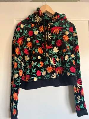 Broderad hoodie - Fantastik hoodie med blombroderier, köpt secondhand, men är ursprungligen från Zara. Sammetstyg. Strl s. 🤩🥰