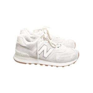 New Balance skor - Vita new balance skor!  Storlek 37.5  Bra skick, endast tappat lite av den vita färgen och någon liten smutsfläck. 