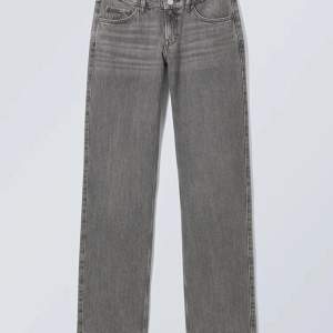 Jag säljer mina ”Arrow low straight” jeans från Weekday i färgen ”Comet Grey”. Dom är i jättefint skick och använt några gånger. Hör av er vid behov av fler bilder eller liknande💞💞💞 Pris kan diskuteras!