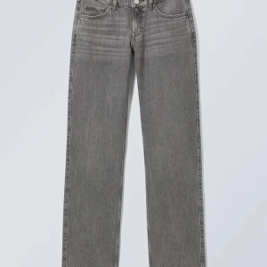 Weekday jeans - Jag säljer mina ”Arrow low straight” jeans från Weekday i färgen ”Comet Grey”. Dom är i jättefint skick och använt några gånger. Hör av er vid behov av fler bilder eller liknande💞💞💞 Pris kan diskuteras!
