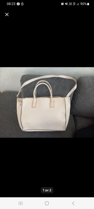 Handväska  - En stor handväska med en stor ficka med 4 små fickor. Har använt den några gånger. 