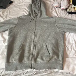 Säljer min gråa Nike zip up då jag behöver pengar 💓 väldigt btw skick 